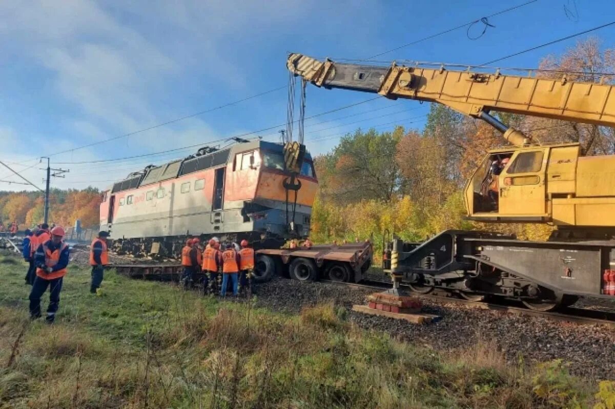 Движение поездов восстановлено. Тягач восстановительного поезда. Восстановительный поезд. Столкновение поезда с самосвалом. КАМАЗ на рельсах.