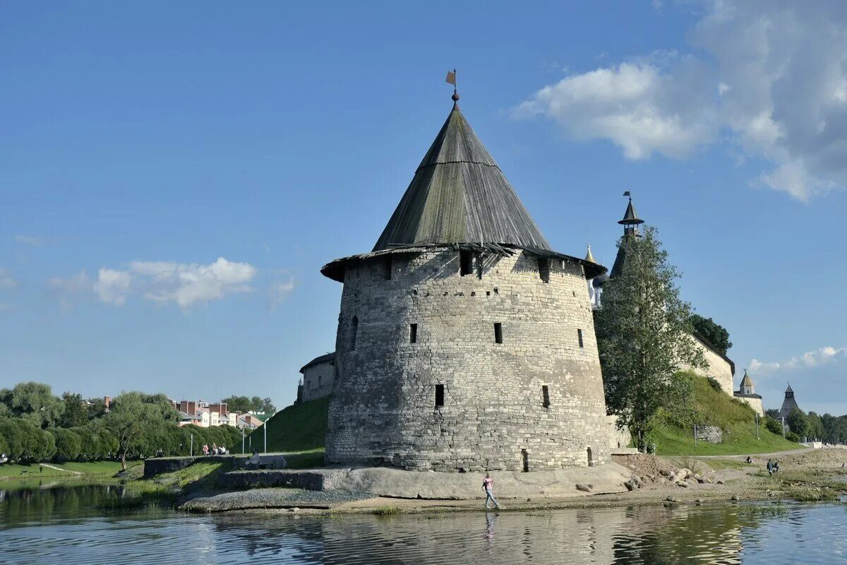 Псков центр. Псковский кремль кром. Псковский кремль. Башни пскова кром. Башни пскова кром.