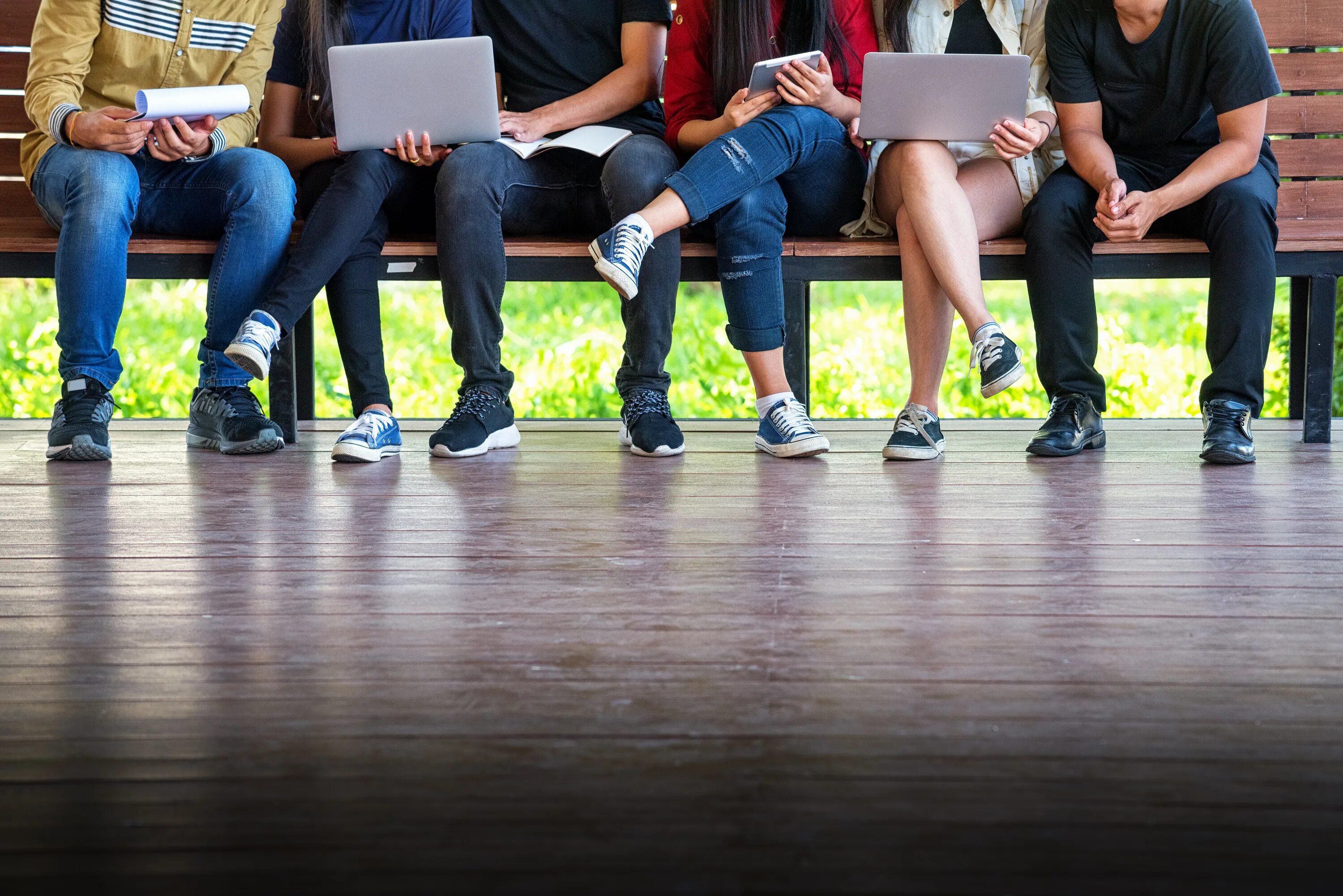 Students feet. Университетские понятия. Зона нетворкинг в колледже. Концепция колледжа. Нетворкинг фото.