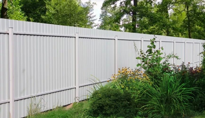 Забор на дачу на озоне. Ral 9003 профнастил забор. забор из профнастила 7004. белый забор из профнастила. забор из белого профлиста.