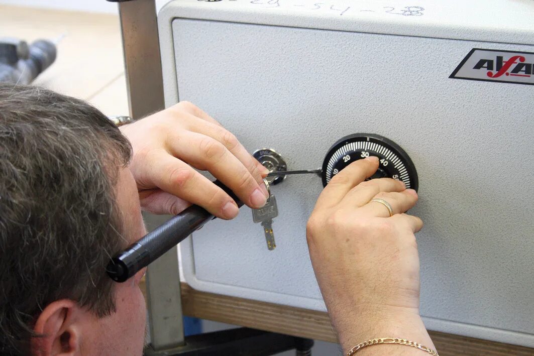 Мастер по вскрытию замков. Взломанный сейф. Взломщик сейфов. Вскрытие сейфа. Вскрытие сейфа.