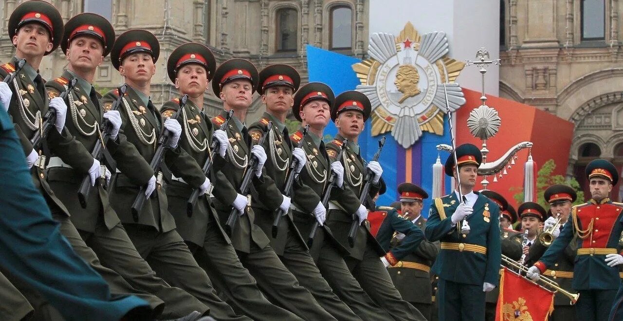 7 май 2012 года. Парадная форма на параде Победы 1945. Парад Победы 2012 в Москве. Российский солдат на параде. Парадная форма на парад.