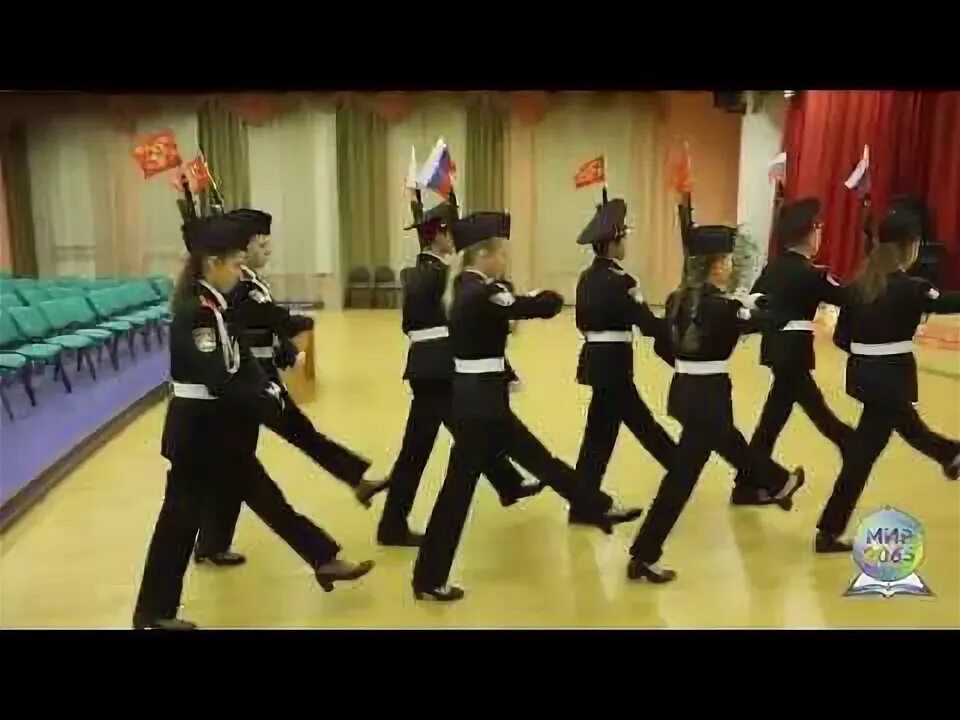 Строевая подготовка в школе. Кадетское дефиле с оружием. Строевое дефиле кадетов. Тренировка дефиле с оружием. Кадетское дефиле с оружием.