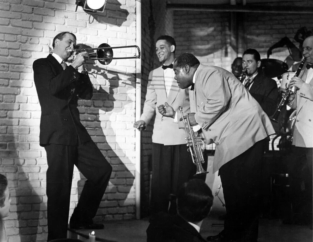 50 года джаз. Луи Армстронг в «Tuxedo Brass Band». Оркестр джаз Луи Армстронг. Джазовый оркестр Гленна Миллера. Джаз 1920е США Луи Армстронг.