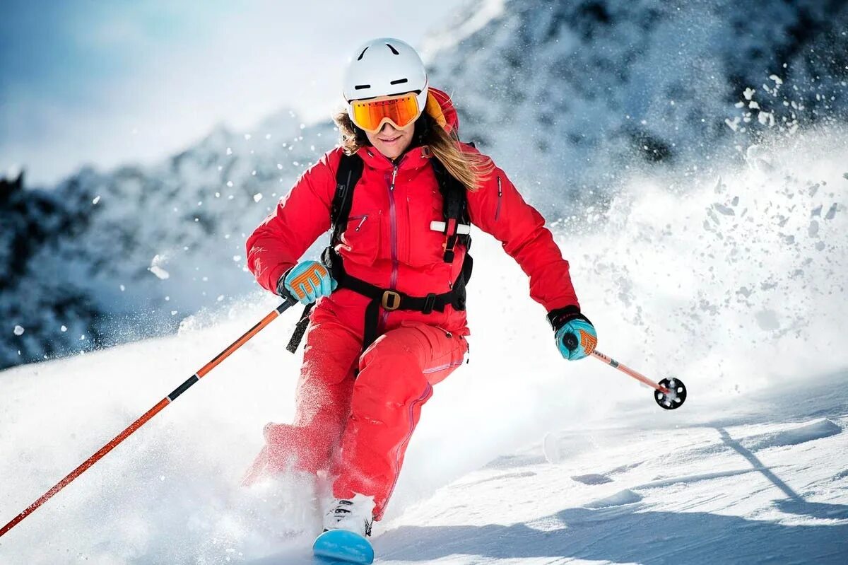 Горнолыжный спорт. Девушка на горных лыжах. Горные лыжи. Человек на горных лыжах.
