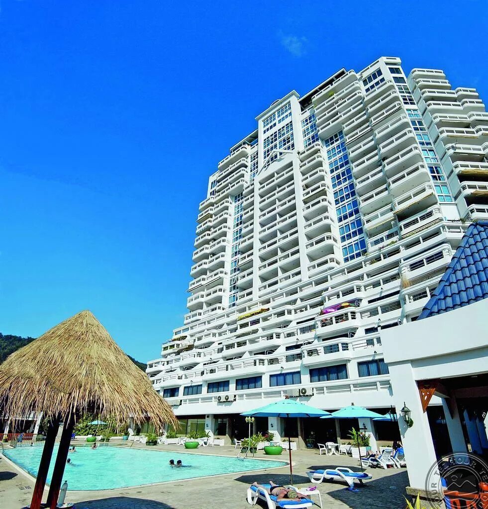 Andaman beach suites. Отель Тайланд Andaman Beach. Андаман Бич Сьютс Пхукет. Andaman Beach Suites 4*. Многоэтажный отель на Патонге.