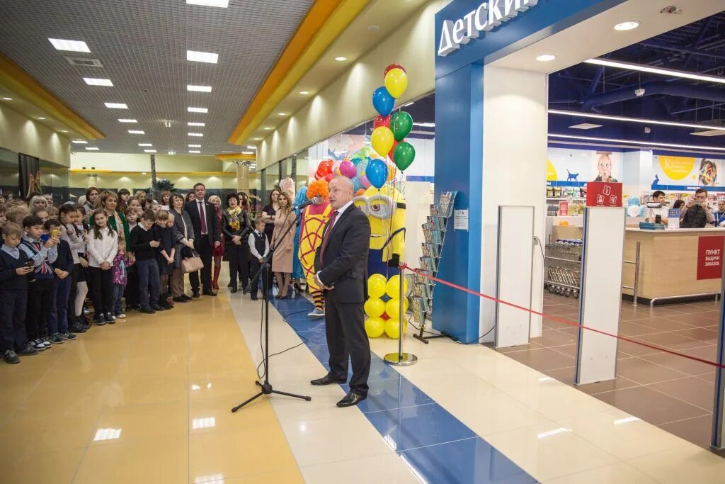 витрина детского магазина. открытие детского магазина. открытие детского магазина. цдм на лубянке магазины игрушек. интерьер детского магазина.