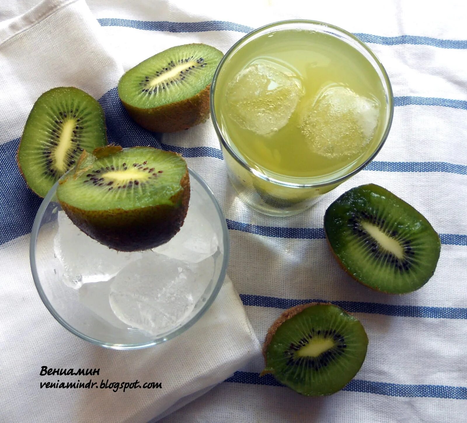 Киви в руке фрукт. Есть киви утром. Есть киви утром. Киви фрукт полезные. Ложка для киви.