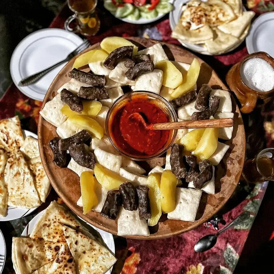 Поесть хинкал. Дагестан Национальная еда хинкал. Аджарский хинкал. Кухня Дагестана хинкал. Хинкал в Дагестане в ресторане.