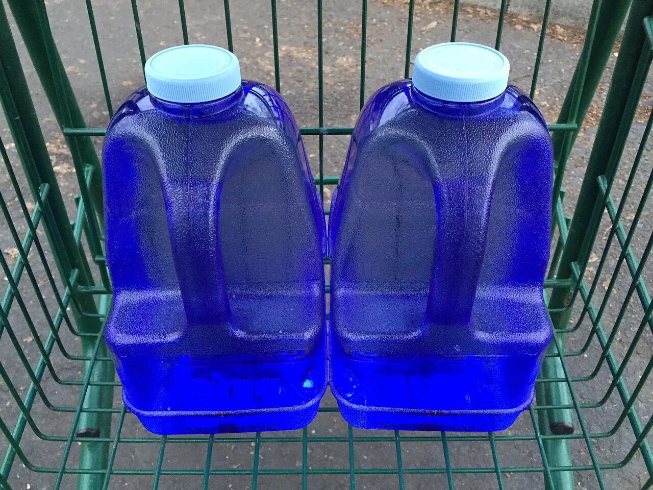 Синие пластиковые. Синие пластиковые бутылки. Синие бутылки пластик. Контейнер синий для пластиковых бутылок. Голубые бутылки пластиковой.
