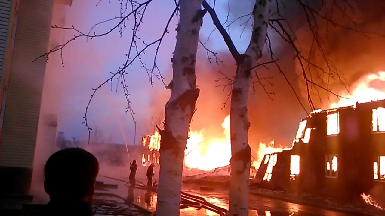Пожар в радужном киров. Пожар в радужном киров. Пожар в квартире многоэтажном доме ночь. Пожар в радужном киров. Пожар в радужном хмао.