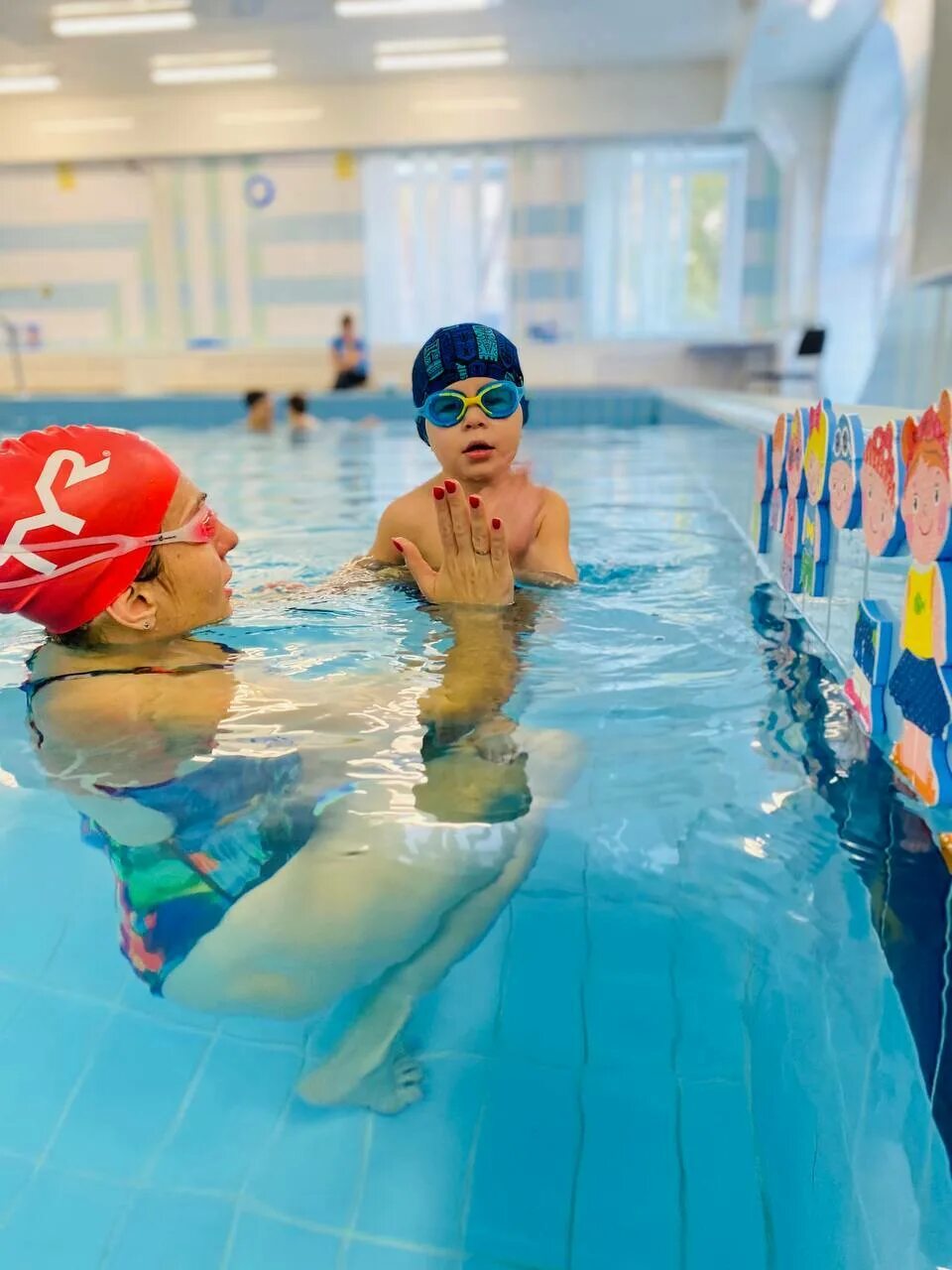 Бассейн в живописи. Бассейн южный город самара. Бассейн для детей в южном городе. Бассейн акварель. Пляж акварель.