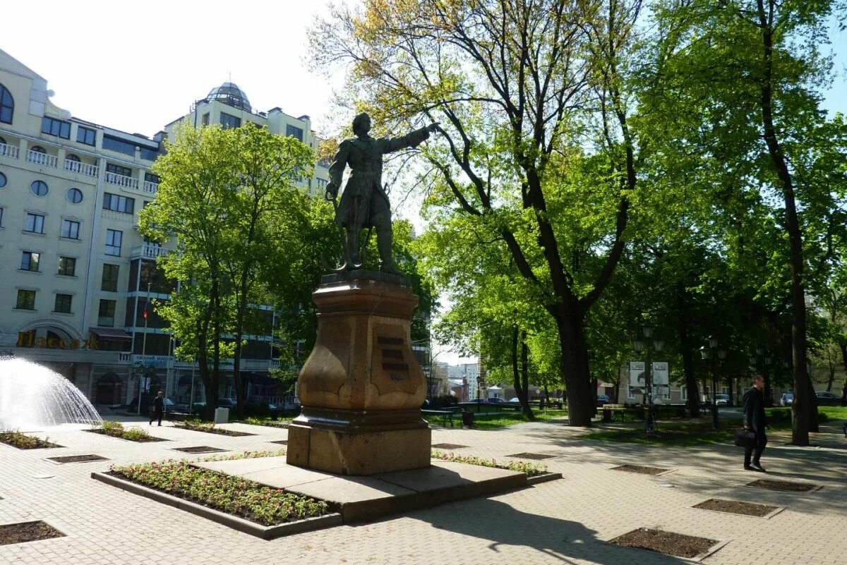 Петровский сквер Воронеж. Петровский сквер Воронеж памятник. Достопримечательности города Воронеж Петровский сквер. Картинки Воронеж Петровский сквер. Исторические памятники воронежа