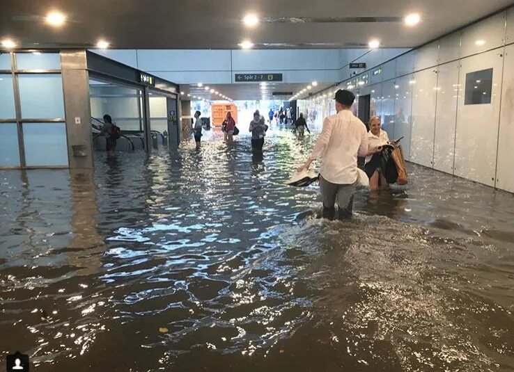 Какие затопило станции. Затопление метро. потоп в метро. метро затопило. затопленные бассейны.