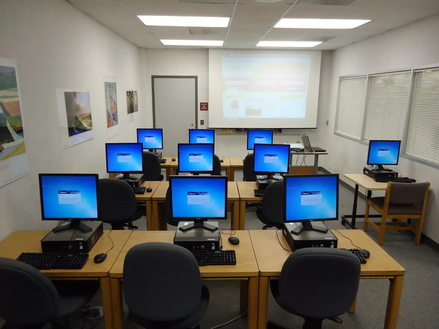 Компьютерная техника в школах. Компьютерный класс. Компьютерный класс в школе. Компьютерный клас вшколе. Оборудованный компьютерный класс.