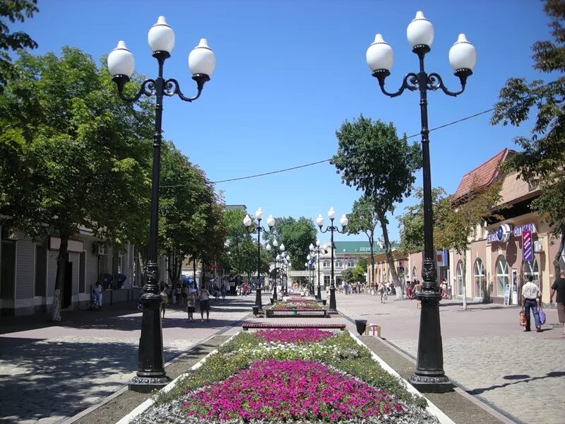 Проспекты краснодарского края. Ейск Центральная улица. Ейск Центральная улица города. Город Ейск Краснодарский край. Ейск центр города аллея.