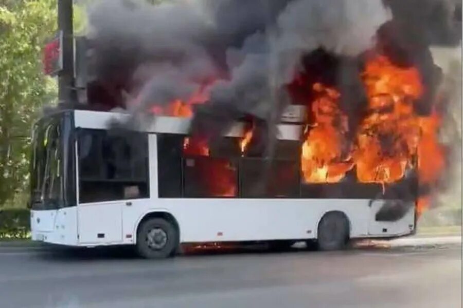 Чп автобус. Пожарный автобус. Горит автобус Чебоксары. Горение автобуса в Чебоксарах. Сгорела маршрутка в Чебоксарах.