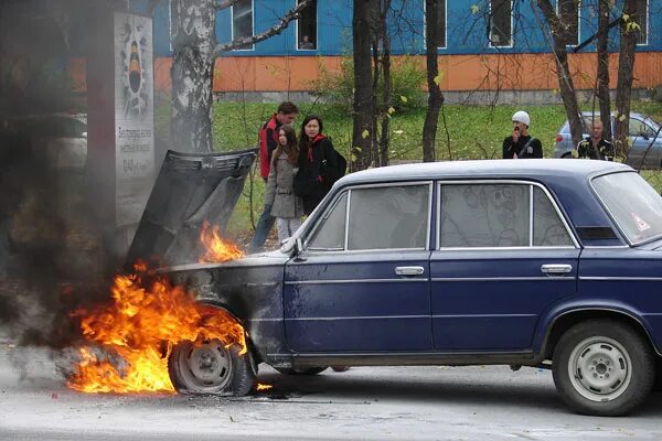 ВАЗ 2106 горит. Горящий ВАЗ 2106. ВАЗ 2107 горит. Сгоревшая Жигули. Включи машина загорелась