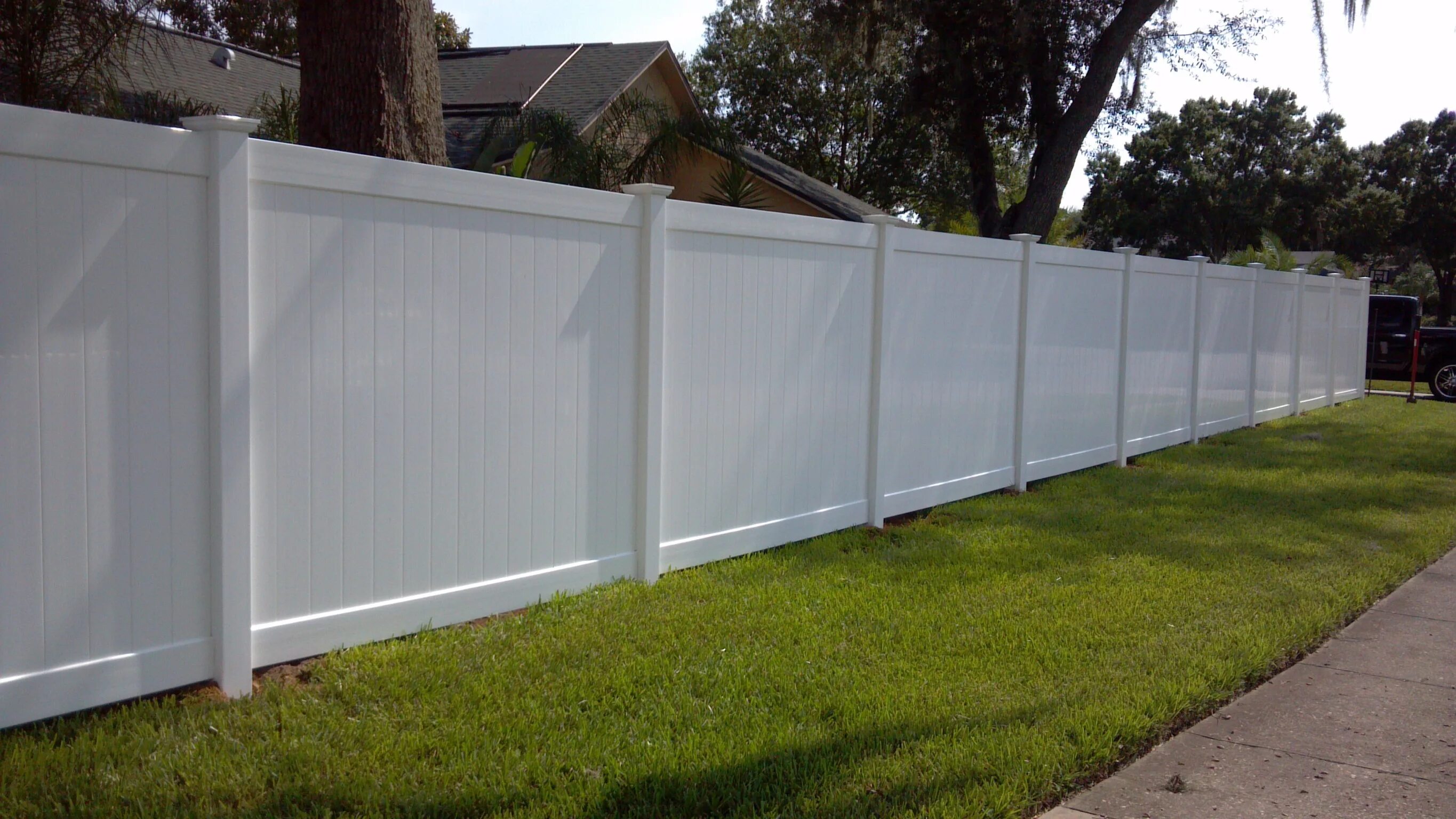 Монолитный забор. Забор из бетонных панелей. Белый бетонный забор. Заборы для дачи из бетонных панелей. Красивый белый забор.