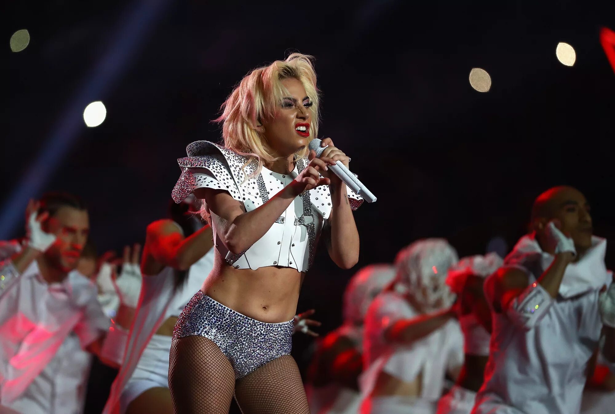 Первые выступления звезд. Lady Gaga super Bowl 2017. Американцы на сцене. Леди Гага живые выступления. Яркое выступление.
