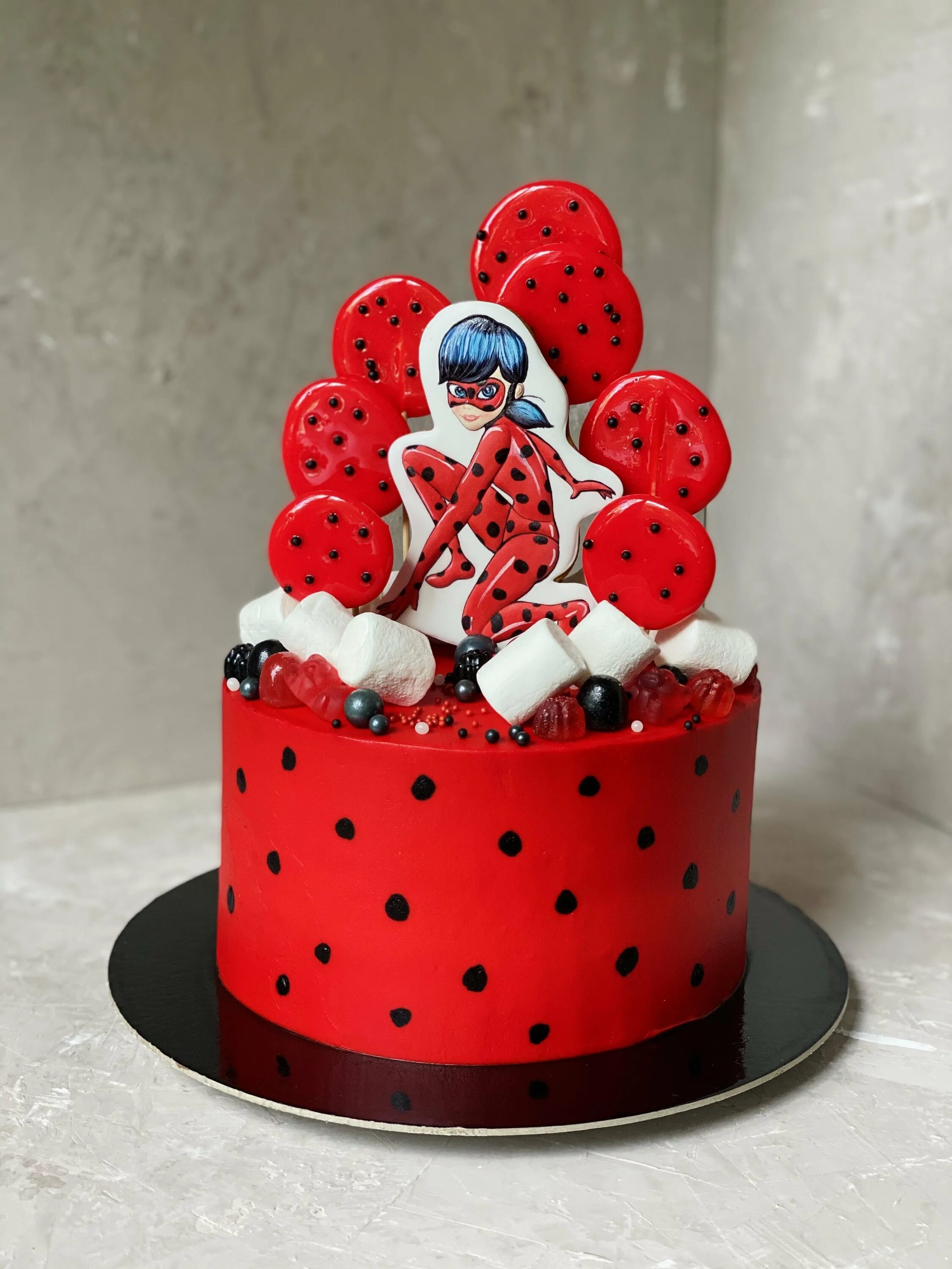 Торт леди баг и тикки. Торт леди баг и супер кот с леденцами. Торт леди баг и суперкот. Торт леди баг для девочки 6. Торт леди баг.