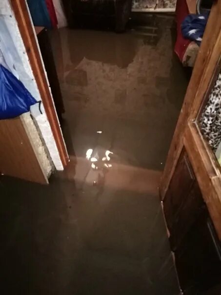 Сонник затапливает квартиру. Потоп в квартире. Затопило квартиру. Затопленная ванная комната. Затопило ванную.