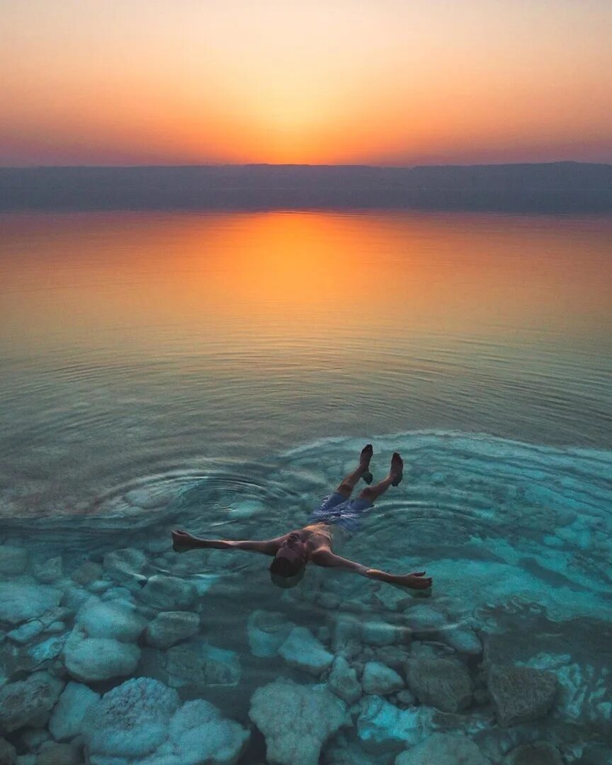 Мертвое море человек на воде. Мертвое море. Мертвое море фото. Плавание в Мертвом море.