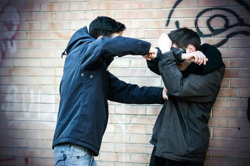 Драться с незнакомым во сне. Ссора двух мужчин. Две девушки дерутся. К че у снится незнакшмец. Дети бьют друг друга.