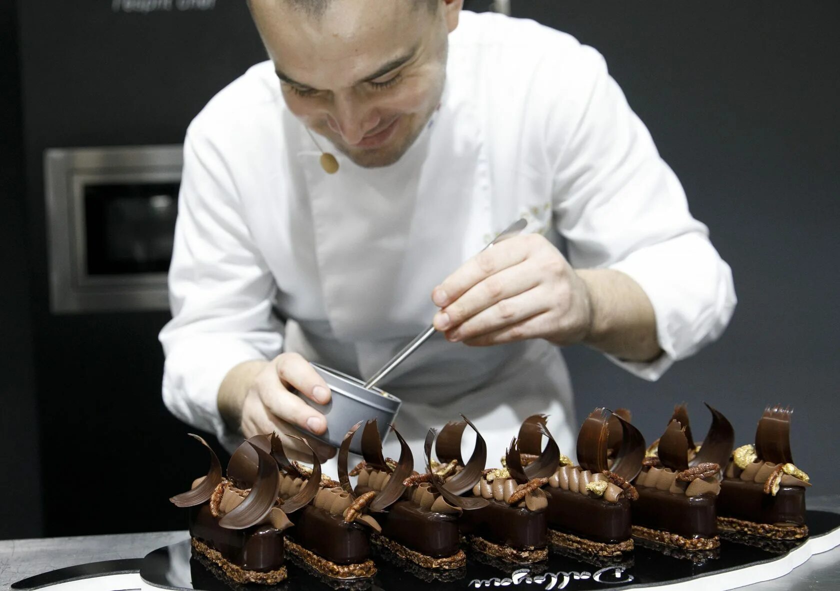 Доминик персоне шоколатье. Фестиваль шоколада Salon du chocolat. Альберто кондитер