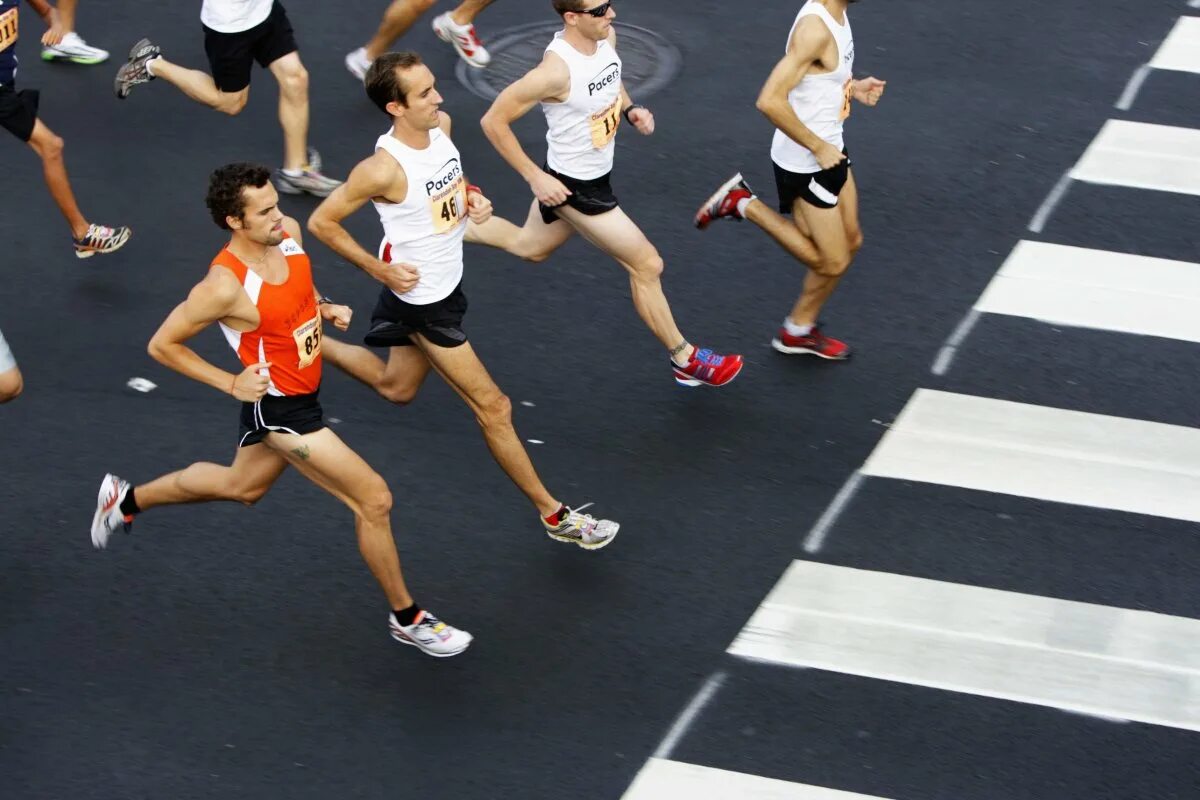 Тренировка бегунов. Спортсмен бежит. Спортивные упражнения. Тренировка бегунов. Бегающий человек.