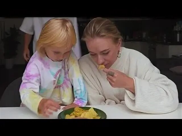 красивая мама с ребенком. разговор мамы и ребенка. дети играют. женщина с ребенком. пробует дочку.