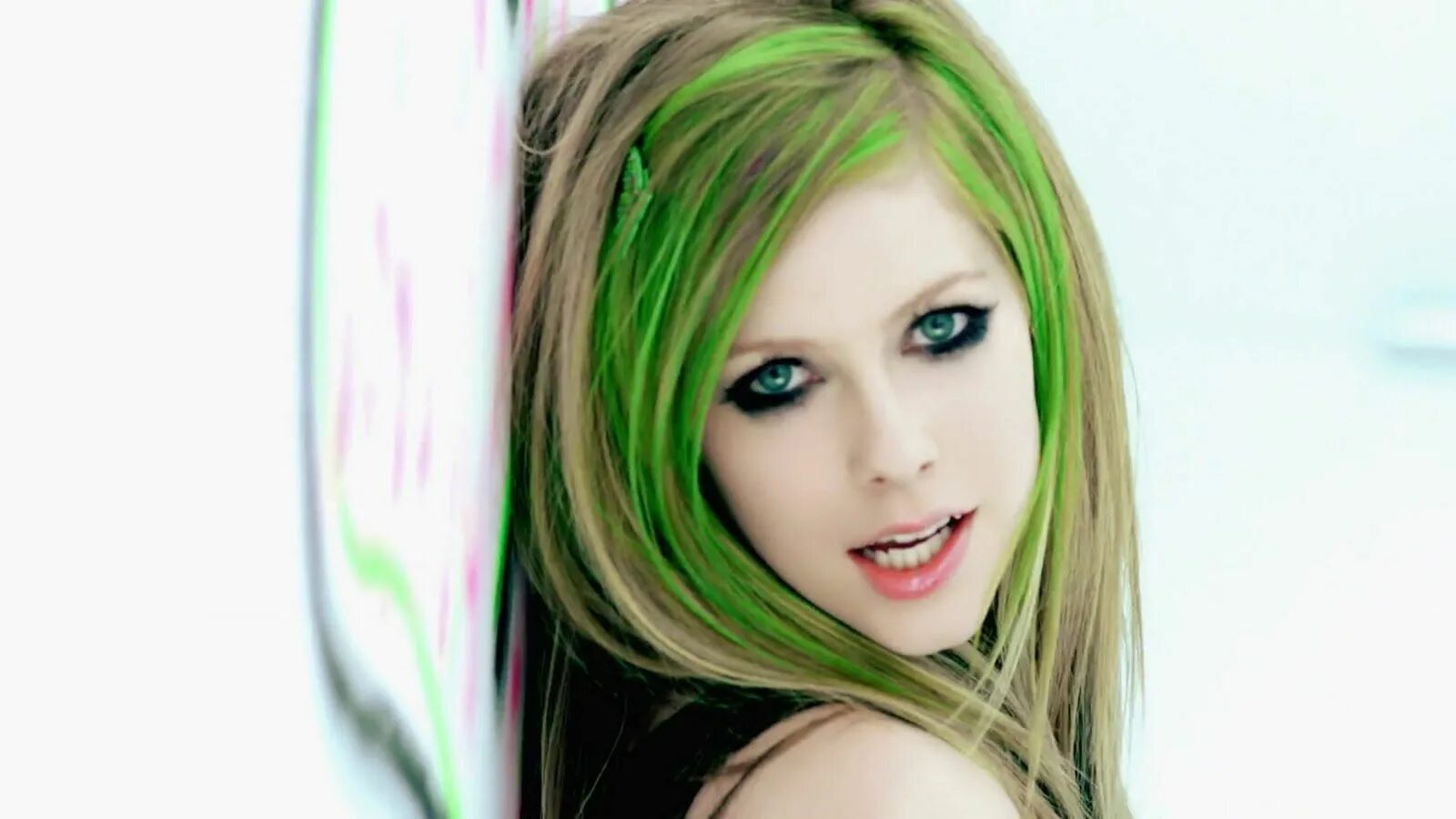 Smile avril. Аврил лавин smile. аврил лавин 2025. аврил лавин улыбается. avril lavigne улыбка.