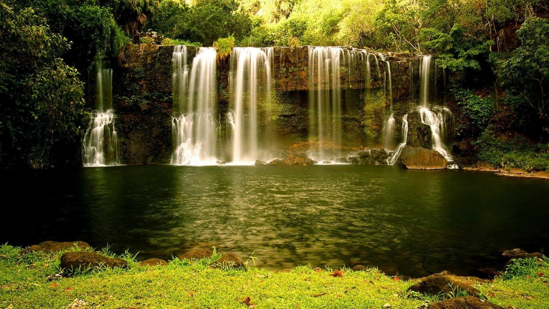 Установить картинку. Манзара водопад. Красивая природа водопад. Вода в природе. Водопад зелень.