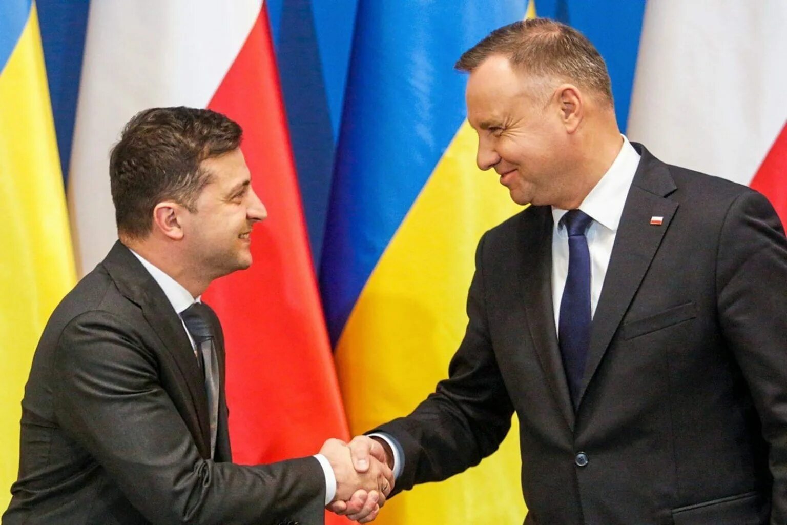 Флаг польши и украины. Польша против евросоюза. Польша против украины. Конфликт между польшей и украиной. Анджей дуда с зеленским.