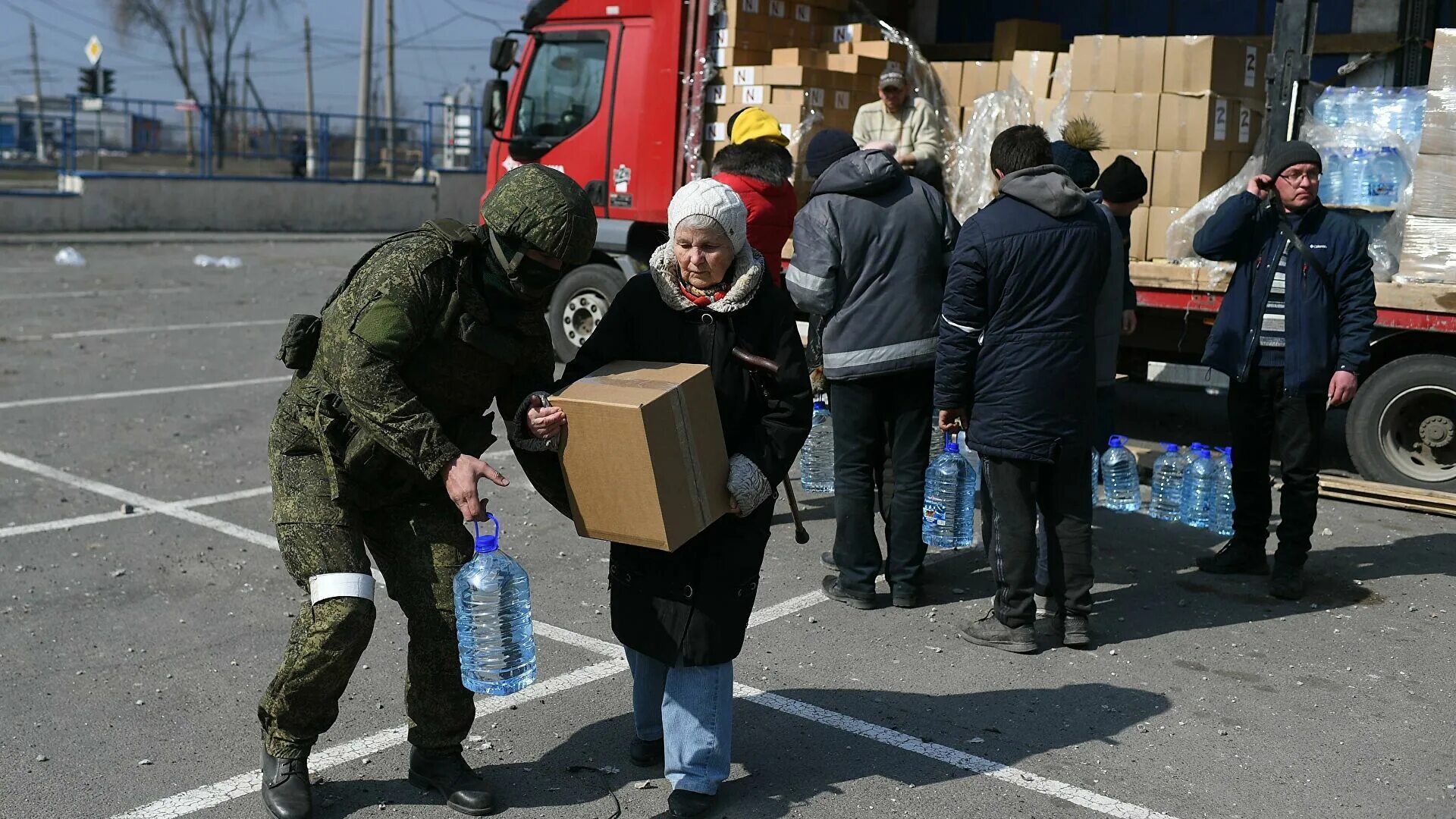 Отправлена помощь украине. Военнослужащие вс РФ гуманитарка Донбасс. Гуманитарная помощь Украине. Российские военные раздают гуманитарную помощь. Солдаты России гуманитарка.