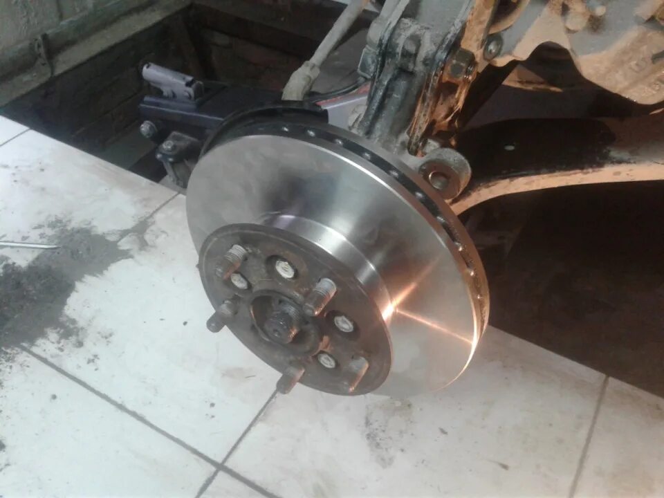 Гул на рав 4. При движении свистит переднее колесо. Гул на рав 4. Тойота рафт 4 2011 суппорт. Гул на рав 4.