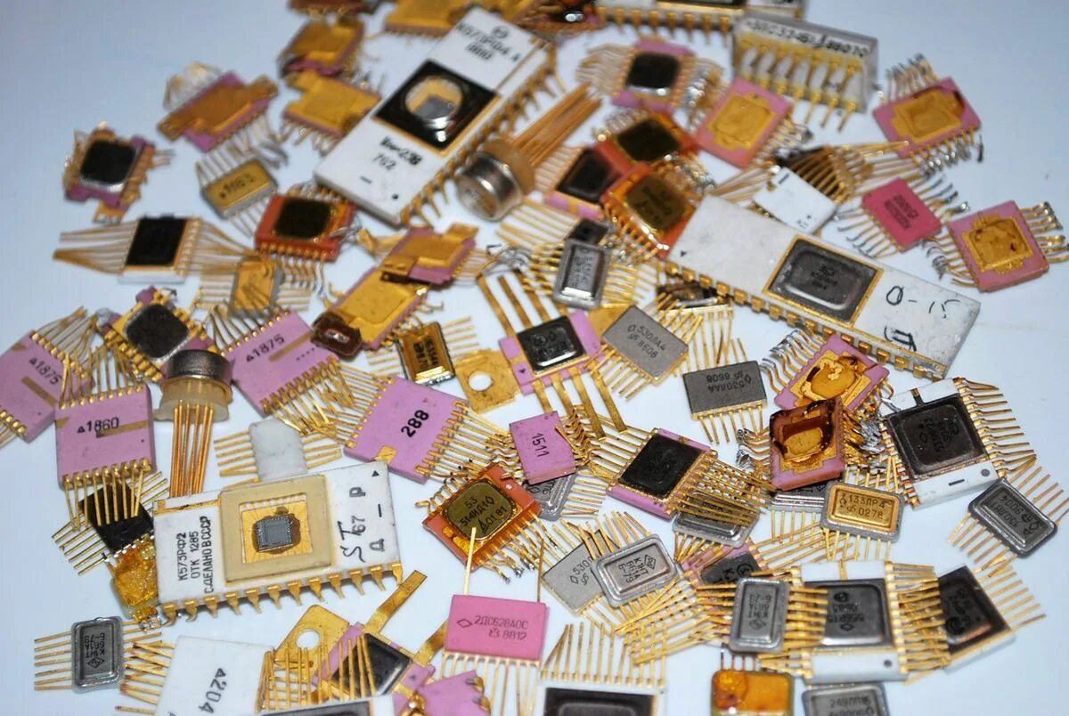 Радиодетали с позолотой. Золото в радиодеталях ссср. Радиодетали на плате. Платы ссср радиолома. Радиодетали на лом к1102.