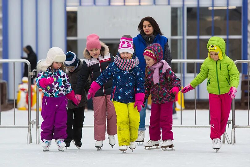 Дети на катке. Детский каток. Одежда на каток ребенка. На катке было 10 человек