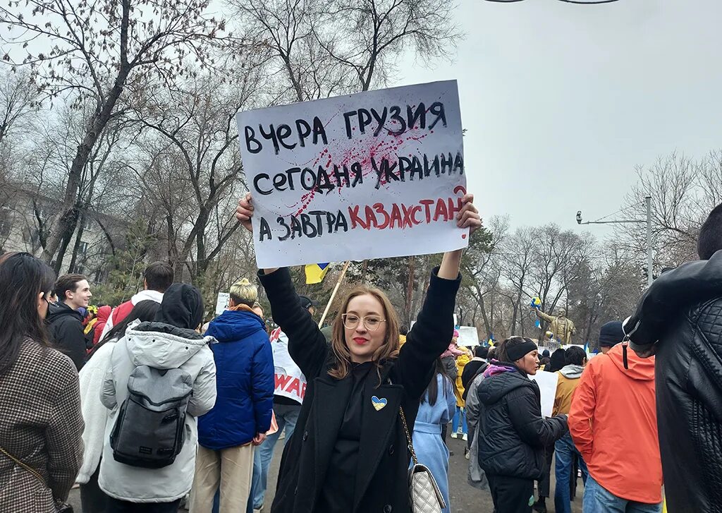 Митинг в Казахстане в поддержку Украины. Алма-Ата митинг в поддержку Украины. Митинг против России в Казахстане. Русофобия в Казахстане. Против власти украины