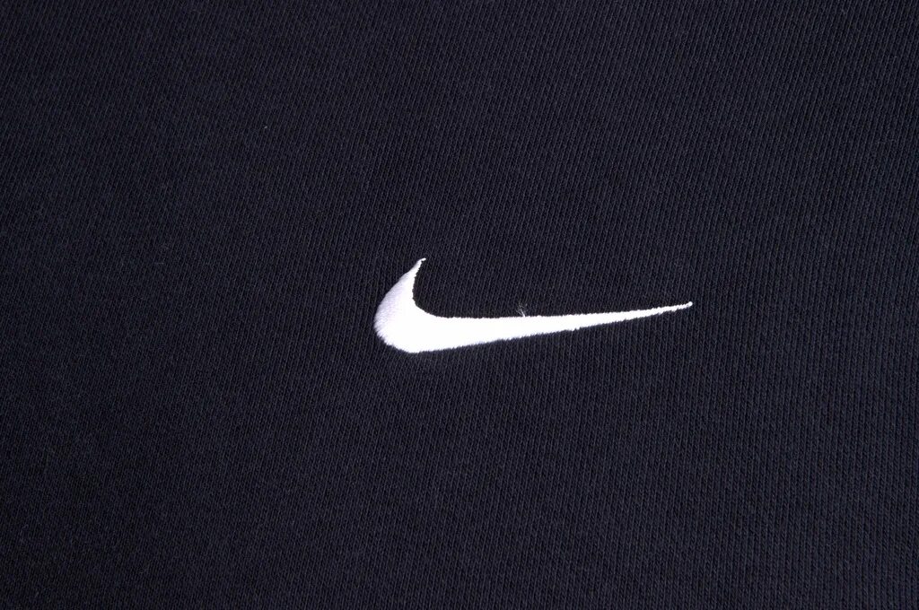 Оригинальный значок найк. Штаны найк свуш. Nike logo vector. Nike swoosh logo. Значок найк красный.