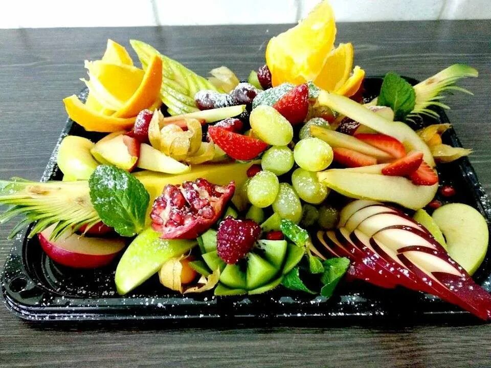 фруктовое ассорти. фруктовый ресторан. тарелка с фруктами в саду. фруктовый ресторан. фруктовая тарелка ассорти.