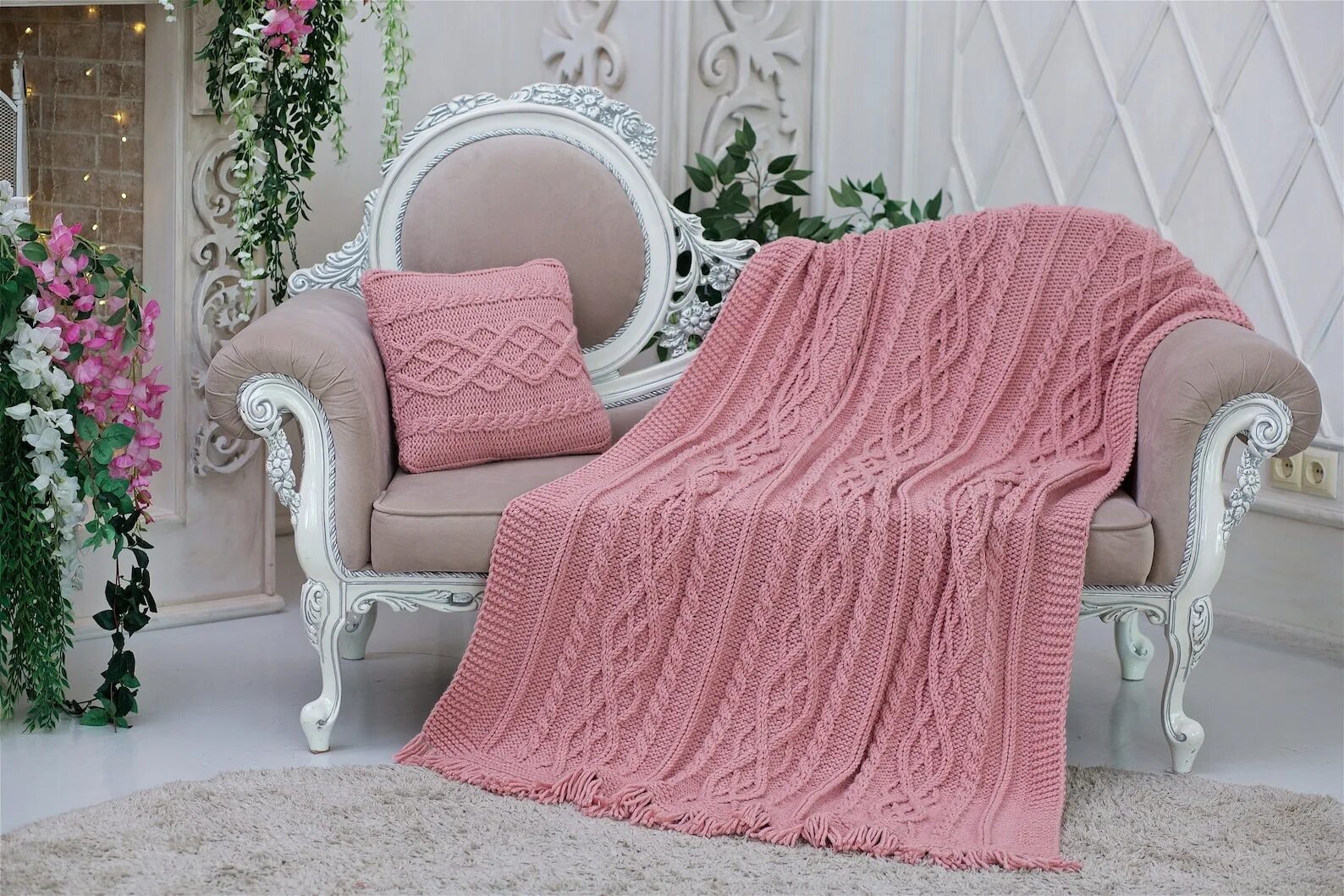 Вязаная работа плед. Вязаное покрывало. Плед вязаный. Яркий плед. Красивые вязаные пледы.