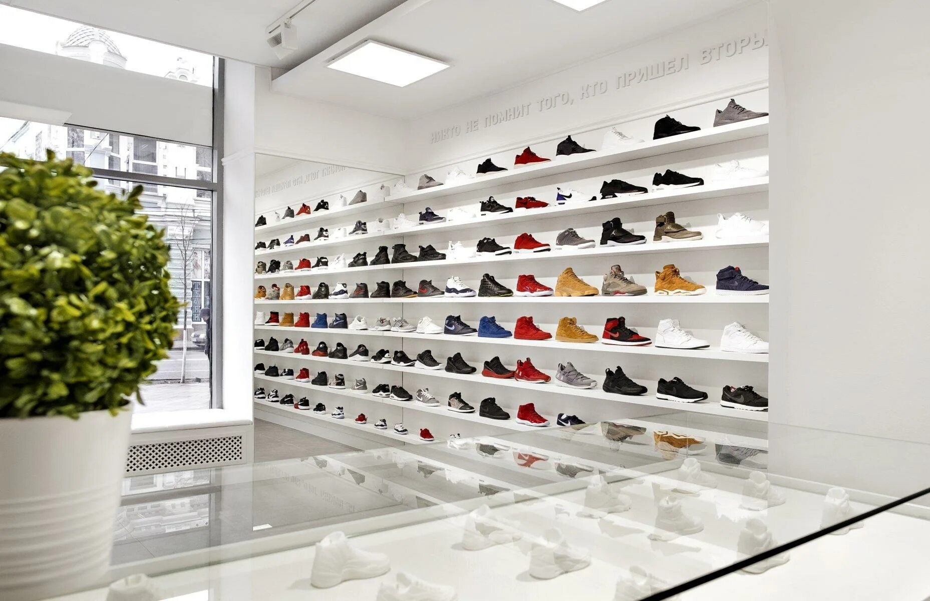 Моди фан шоп. Shop москва интернет магазин. Магазин подарков красивый. Магазин цум. Интерьер магазина сувениров.