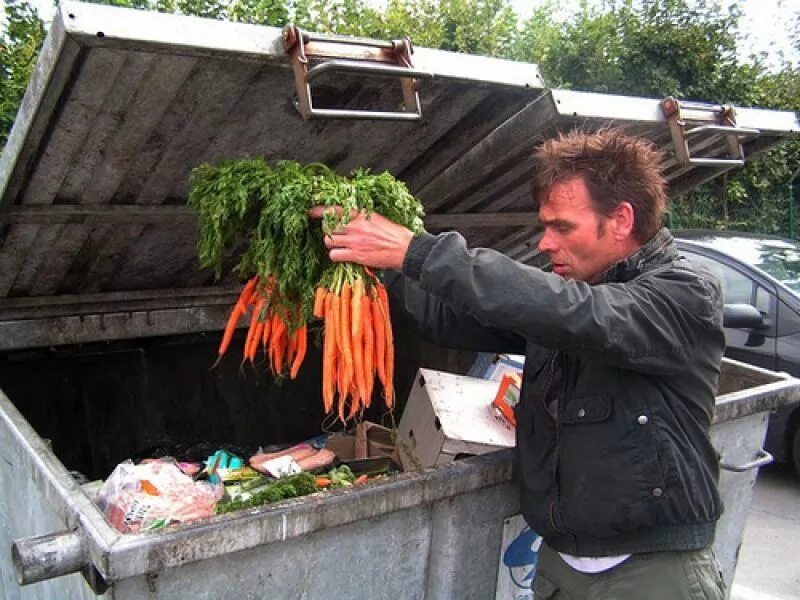 Человек с едой. Ест бутерброд. Самый противный фрукт. Люди которые едят с помойки. Поедание пищи.