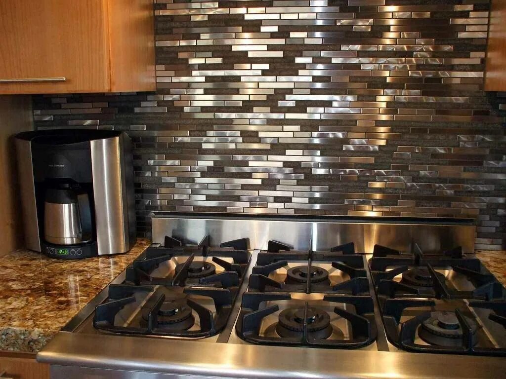 Стеклянная панель над плитой. Фартук для кухни за плитой. Фартук над плитой на кухне. Лист нержавейки для кухни. Необычный фартук для кухни.