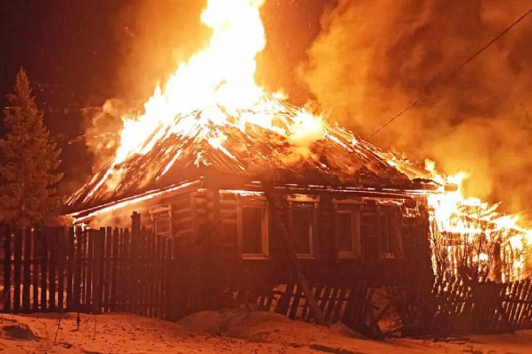 К чему снится пожар горел дом. Горящий дом. Дом горит. Гарещтй дом. Деревянный дом в огне.