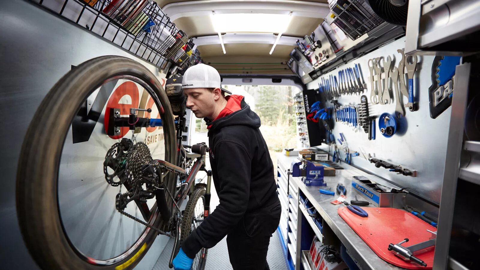 Bike mechanic. Веломастерская. Ремонтирует велосипед. Техобслуживание велосипеда. Веломастерская в городе.