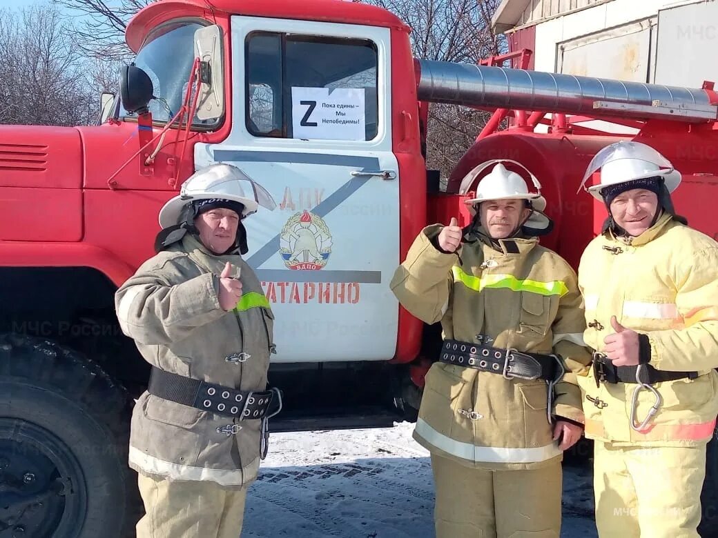 Мчс на сво. Пожарные. Российские пожарные. Военные пожарные. Пожарный отряд.