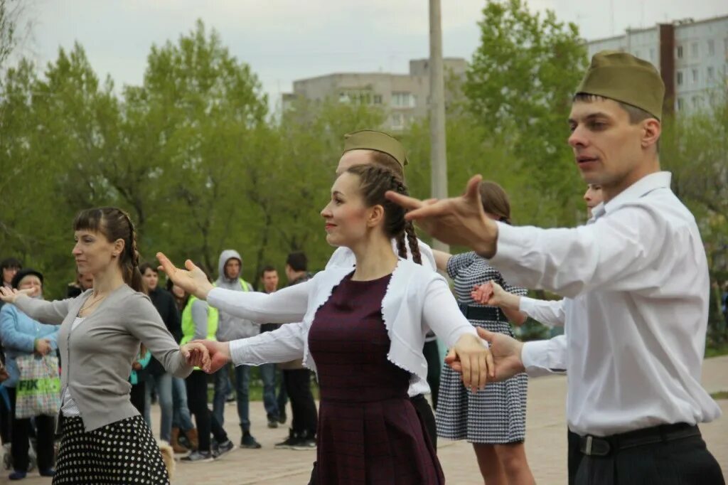 Танец на 9 мая в школе. День Победы танец. Жители Минусинска. Танец для начальной школы к 9 мая.