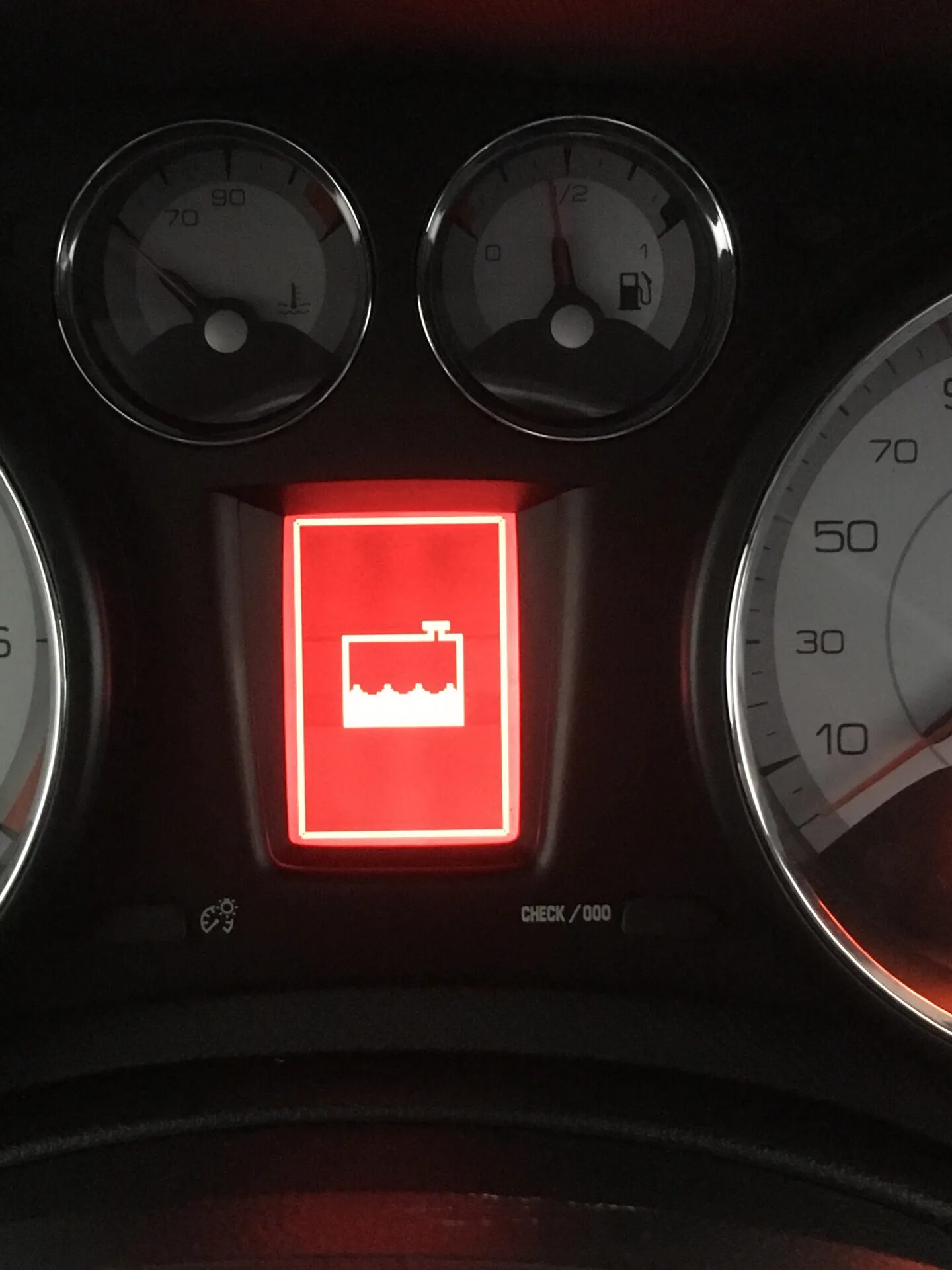 Перегрев пежо 308. Лампа давления масла peugeot 308. датчик давления масла пежо 408. контрольные лампочки пежо 308. значок масла пежо 308.